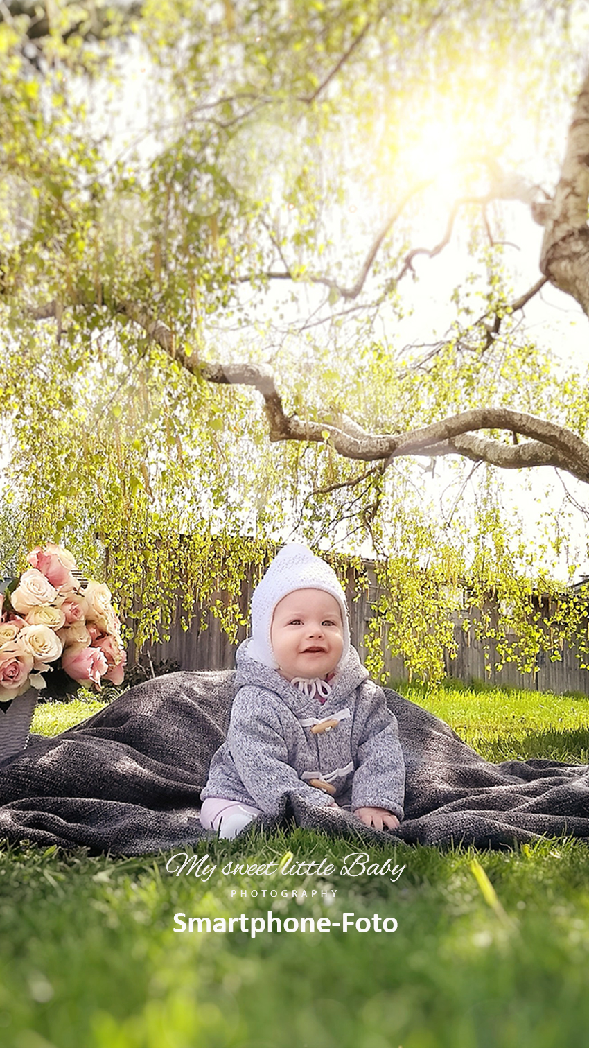So gelingen dir Babyfotos im Garten - auch mit dem Smartphone - My sweet little Baby - Mysweetlittlebaby Blog-Bei Outdoor-Fotografie ist das Spiel mit Gegenlicht besonders schön. Kombiniert mit einem gezielt unscharfen Hintergrund um ein hübsches Bokeh zu erhalten lassen sich beeindruckende Babyfotos erstellen.
